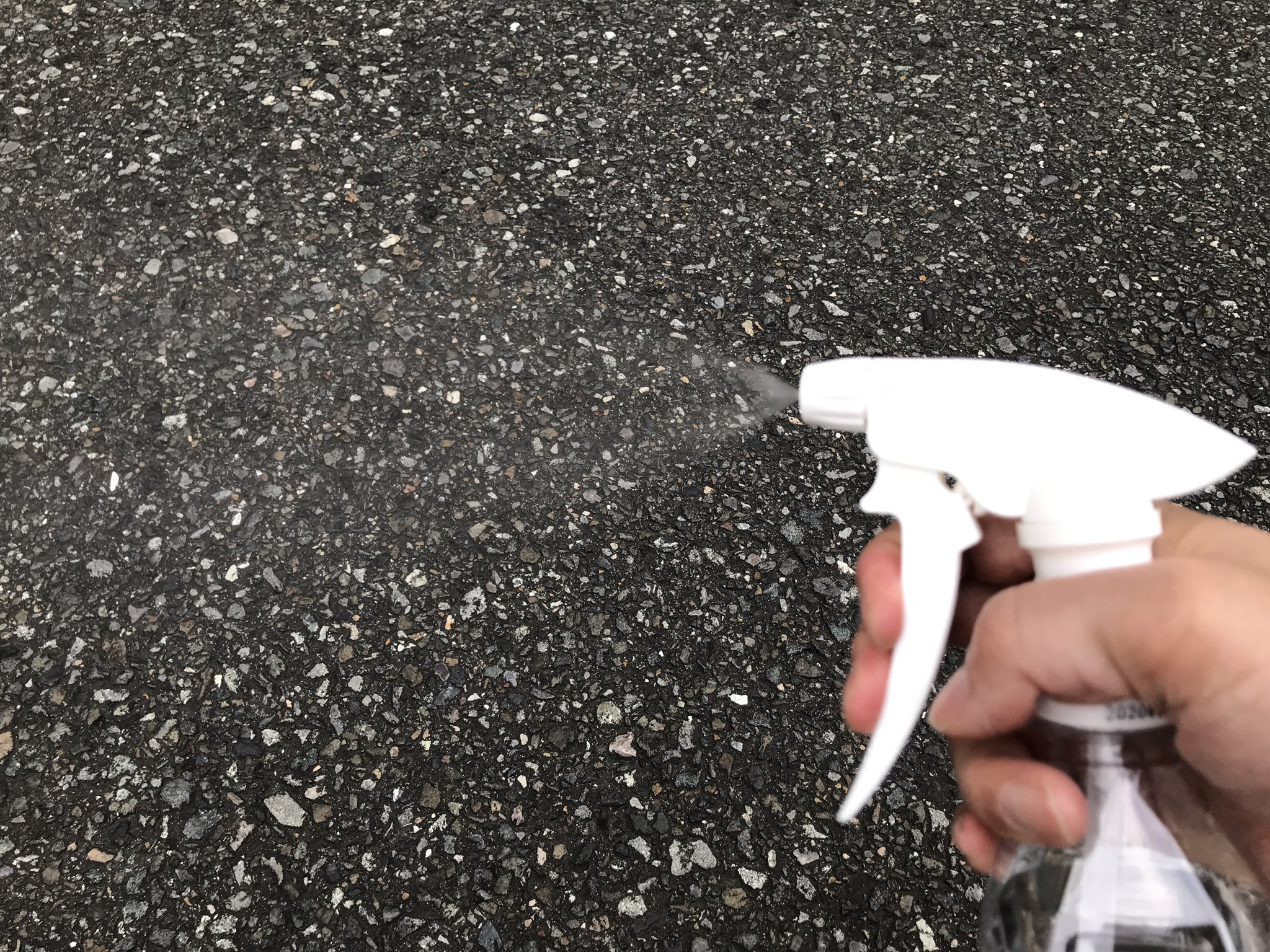 デゴチ A Twitter 水鉄砲作りのハードルはすごく低いので 例えば霧吹きのスプレーも水鉄砲になります スプレーノズルは大抵の場合ネジのように回せて噴霧する具合を変えられます ノズルを緩めるとノズル内部で加圧された水が整流する隙間ができるためか 霧にならず