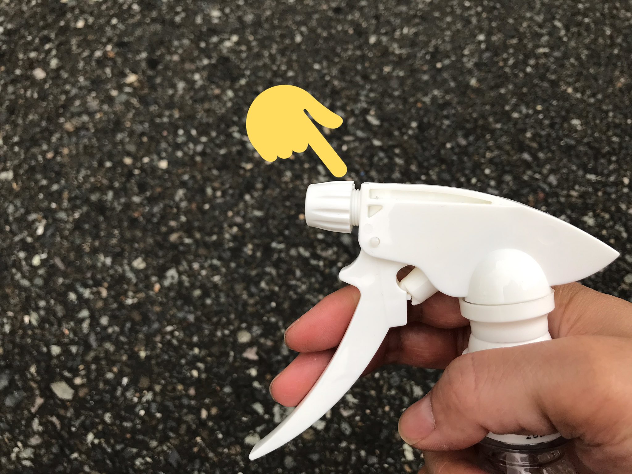 デゴチ A Twitter 水鉄砲作りのハードルはすごく低いので 例えば霧吹きのスプレーも水鉄砲になります スプレーノズルは大抵の場合ネジのように回せて噴霧する具合を変えられます ノズルを緩めるとノズル内部で加圧された水が整流する隙間ができるためか 霧にならず