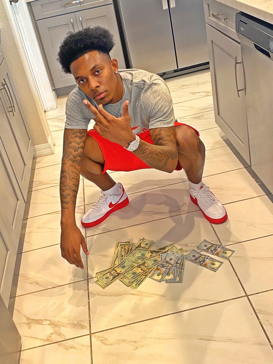 BoogieThereal's tweet photo. They ask me it how it feel to be a ⭐️ Ian made it yet, still grinding hard🥶 and being smart🖤 til’ they cut the check💰🦍 even after then I’m balling hard imma break the net🗣🤞🏾 #BGB4E #Daaaammmnnn https://t.co/qKmeUllZQX