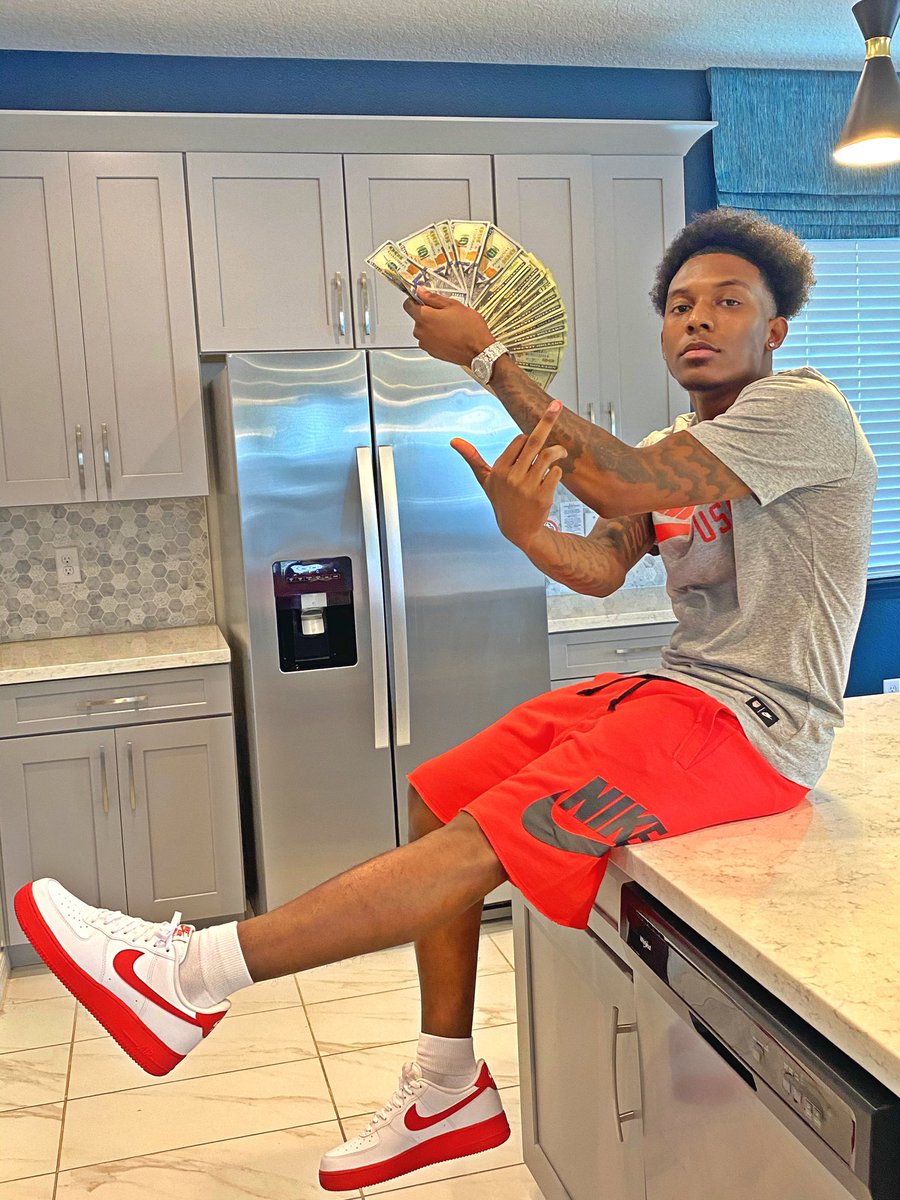 BoogieThereal's tweet photo. They ask me it how it feel to be a ⭐️ Ian made it yet, still grinding hard🥶 and being smart🖤 til’ they cut the check💰🦍 even after then I’m balling hard imma break the net🗣🤞🏾 #BGB4E #Daaaammmnnn https://t.co/qKmeUllZQX