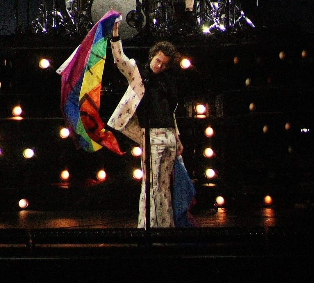stylesowa06's tweet photo. „If you are black.
If you are white.
If you are gay.
If you are straight.
If you are transgender.
Who ever you are.
Who ever you wanna be.
I support you.
I love every single of you.”
~ Harry Styles 🏳️‍🌈❤️ https://t.co/kr0rXgYPHG