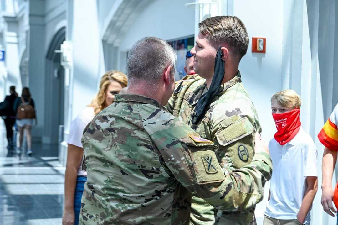 Soldiers w/the 4-118th Infantry Battalion, @30thabct, returned home July 31, with friends, Family, & #SCGuard leaders greeting them after a deployment in support of Operation Inherent Resolve & Operation Spartan Shield (📸: Spc. David Erskine) #NationalGuard #WelcomeHome