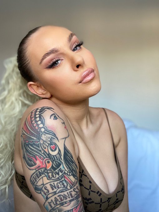 Before and after you sub to my OF 😜 https://t.co/Iv7hDrVf5J