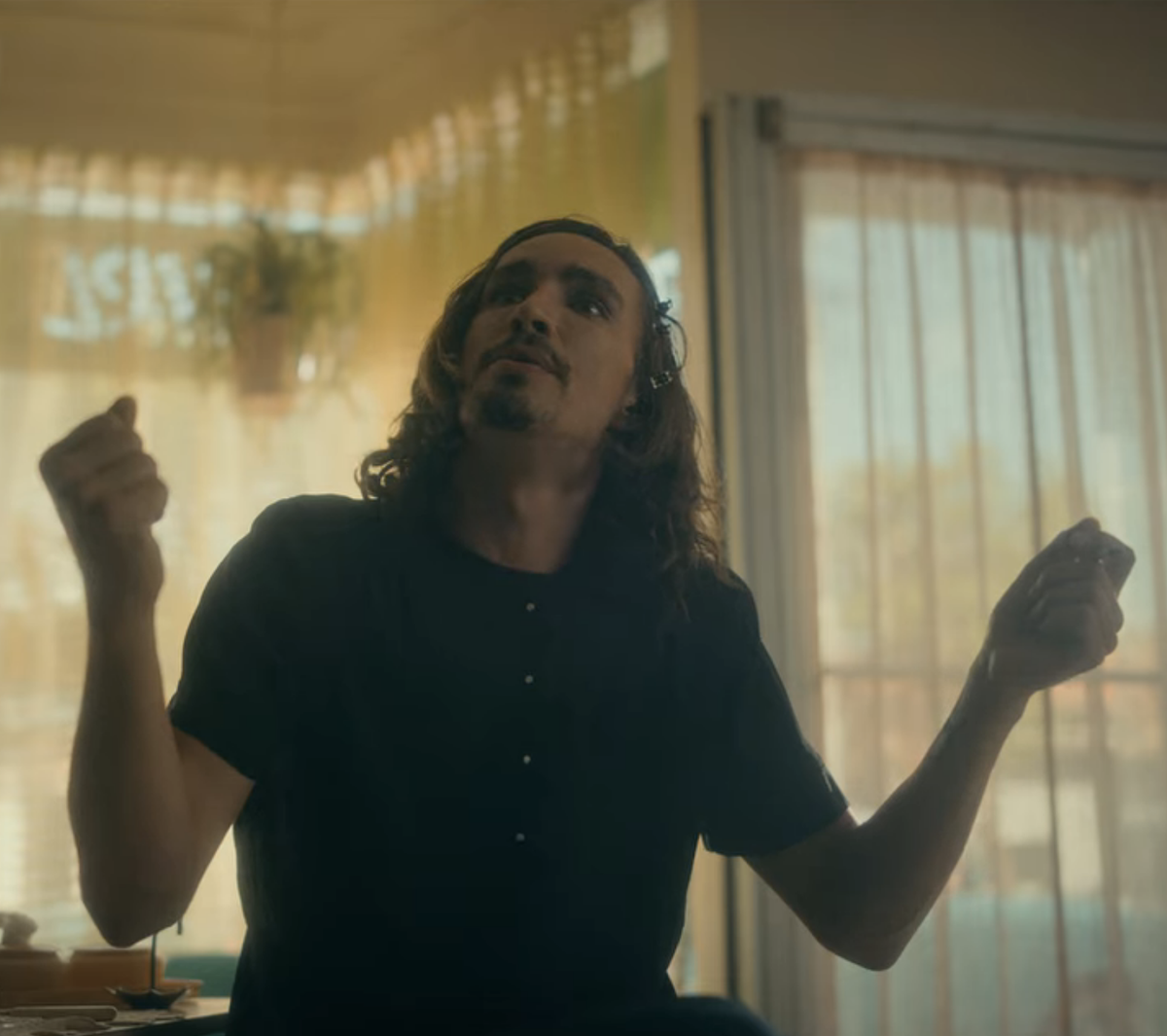 klaus hargreeves icons! him with hair clips on makes me soft hehe[post credit if using]