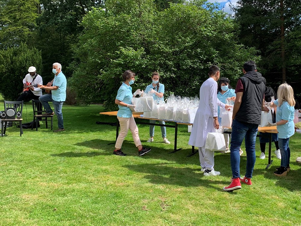 MTOShahmaghsoud's tweet photo. Med anledning av #Eid Al Adha #Covid-19 pandemin, donerade #MTOShahmaghsoudi®️ studenter i #Göteborg 37 presentpåsar till #flyktingförläggningen #Spenshult i #Halmstad, #SCHOOLOFISLAMICSUFISM #SUFI #SUFISM #ISLAM #ISLAMICSUFISM https://t.co/WMiXa0IxpG