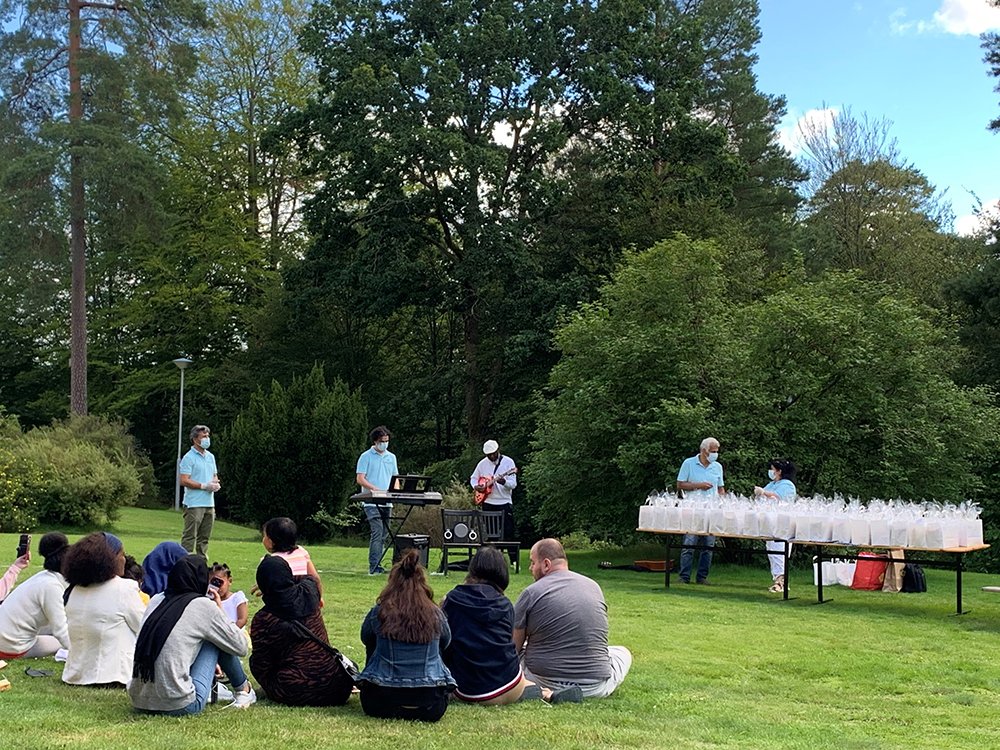 MTOShahmaghsoud's tweet photo. Med anledning av #Eid Al Adha #Covid-19 pandemin, donerade #MTOShahmaghsoudi®️ studenter i #Göteborg 37 presentpåsar till #flyktingförläggningen #Spenshult i #Halmstad, #SCHOOLOFISLAMICSUFISM #SUFI #SUFISM #ISLAM #ISLAMICSUFISM https://t.co/WMiXa0IxpG