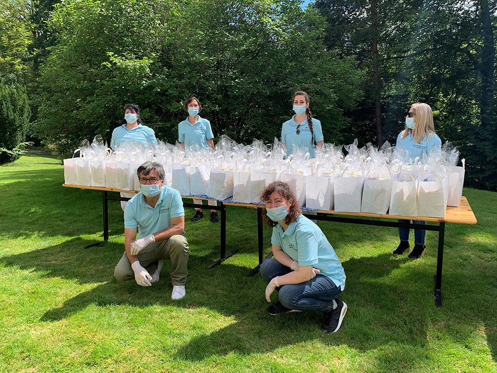 MTOShahmaghsoud's tweet photo. Med anledning av #Eid Al Adha #Covid-19 pandemin, donerade #MTOShahmaghsoudi®️ studenter i #Göteborg 37 presentpåsar till #flyktingförläggningen #Spenshult i #Halmstad, #SCHOOLOFISLAMICSUFISM #SUFI #SUFISM #ISLAM #ISLAMICSUFISM https://t.co/WMiXa0IxpG