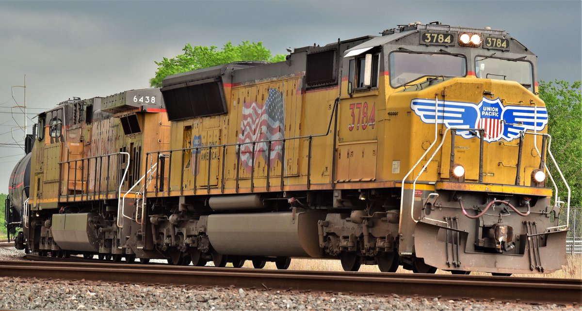 SE_Railfan84's tweet photo. Here's a @UnionPacific EMD-SD70M (3784) as it approaches Tower 26. Houston, Tx. #Train #Train #Trainphoto #Trainphotos #Trainphotography #Rail #Rails #Railroad #Railfanning #RXR #Railphoto #Railphotos #Railphotography #Houston #EMD #SD70M https://t.co/x8i7CIqSYs