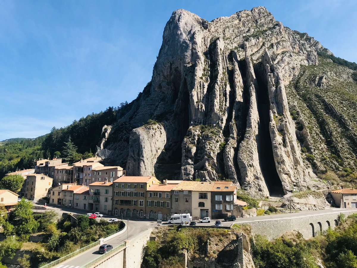 #TourdeFrance 🇫🇷
📌 Le 1️⃣er septembre ➡️ départ très attendu sur Sisteron #IrresistibleAlpesdeHauteProvence ☀️ 
Rejoignez-nous sur le stand <a href="/enedis/">Enedis</a> ! 2️⃣0️⃣2️⃣0️⃣ sera la 1️⃣ère édition avec une caravane 100% électrique ⚡️🚙🔌