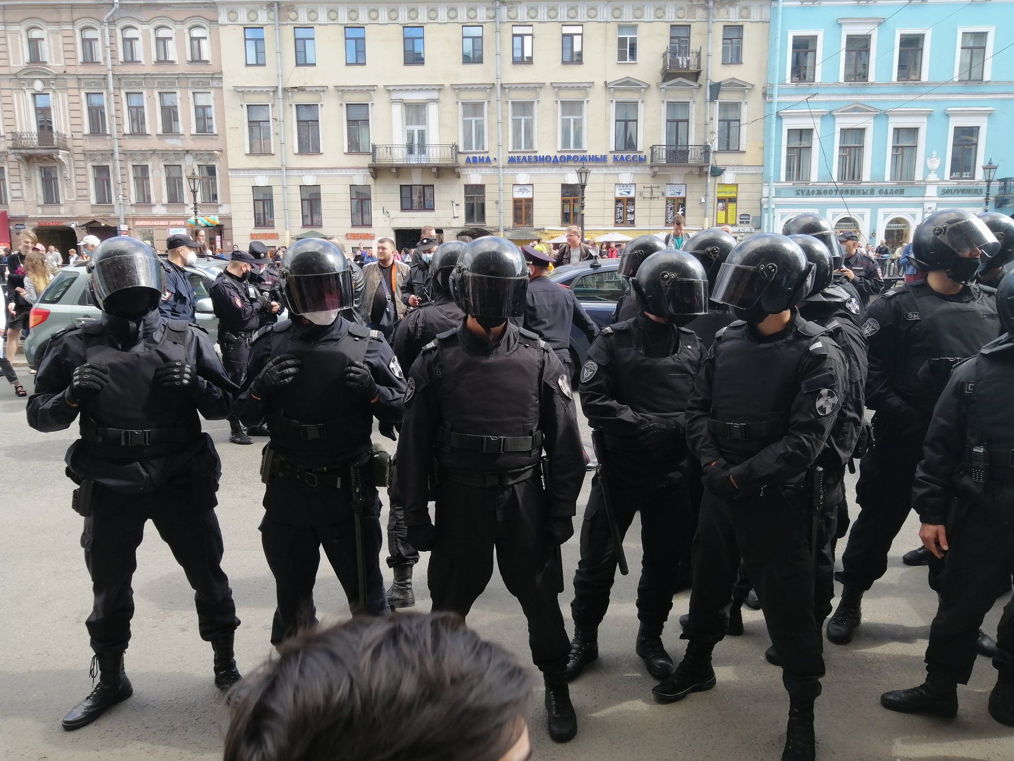 ОМОН перекрыл улицу