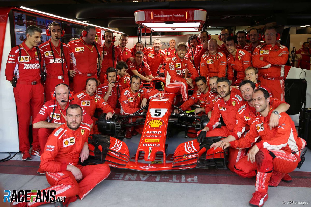 Команда формулы 1 8. Ferrari f1 Team. Ferrari f1 команда. Formula 1 Ferrari Team. Феррари ф 1 менеджер.