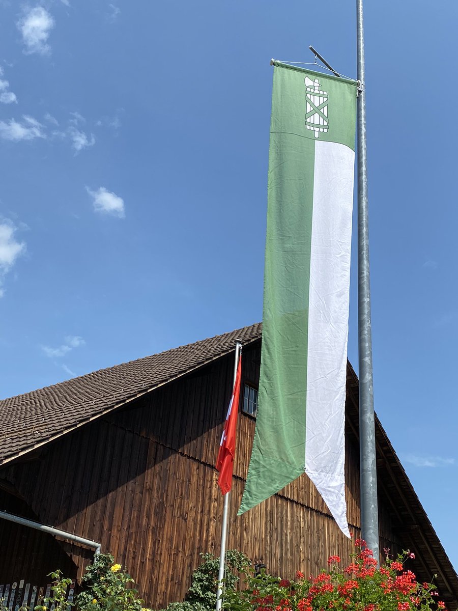 matthueppi's tweet photo. Toll, dass heute für unsere grossartige Mannschaft und unseren 2.Platz alles grünweiss beflaggt ist😉😉. Hopp Sangallä und Gratulation zum Meistertitel an Gelbschwarz #GrüewissImHerz https://t.co/wjuibvXGpz