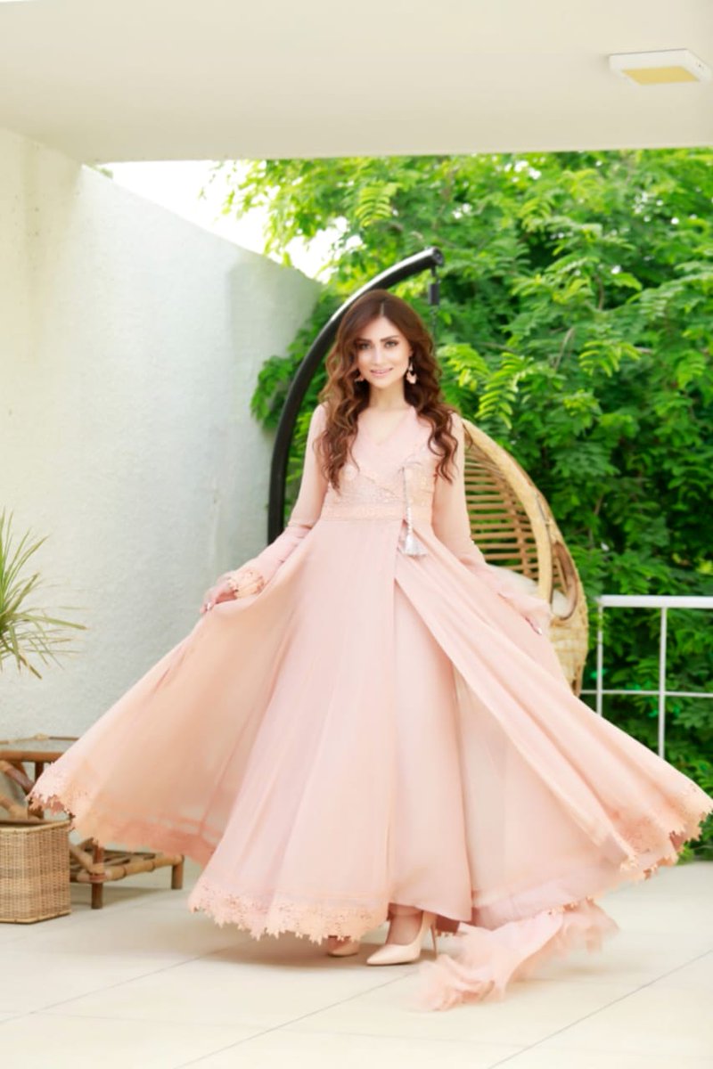 BrownIdentity's tweet photo. #AnamTanveer exuding elegance in this gorgeous pastel number on the first day of Eid ul Azha.🤍🌸
.
.👗: @faaizehfayyazofficial
.
@ianamtanveer #PakistaniCeleb #StyleInspiration #FestiveWear #Pretty #AnamXMMC #Mindmapcomms https://t.co/ADoOhbCbif