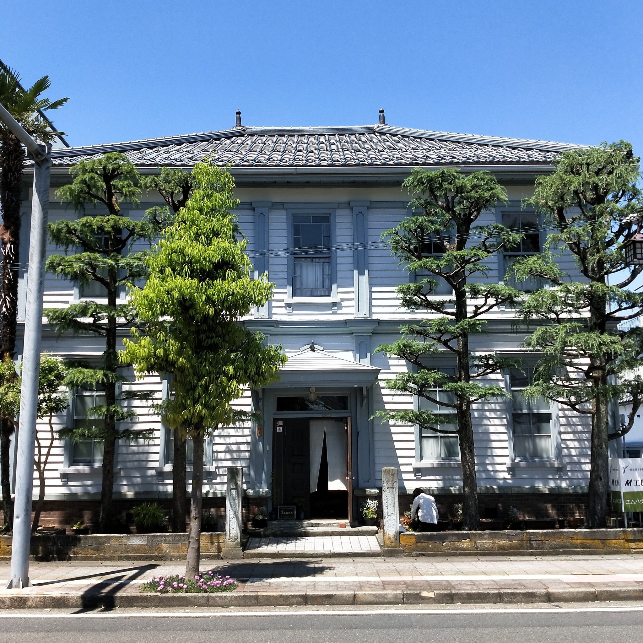 Fiftywalk 白い下見板張りの洋風建築の旧武生郵便局 大正 時代に建てられたもの 今見ても美しいので 当時はとってもハイカラな建物だったんだろうな 現在は M工房と言う建築事務所となっています 旧武生郵便局 下見板張り 洋風建築 白い洋館 大正