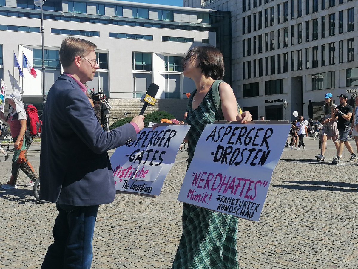 Weil ich schlecht Netz habe, kommen jetzt erst Bilder von ca. 10:30 Uhr. Gesichtet habe ich am Brandenburger Tor Nazis, die hier "journalistisch" unterwegs sind, zb. Nerling, NPD-Udo Voigt und Peter Schreiber (Deutsche Stimme) sowie Kevin Grabbe. @Korallenherz  #b0108