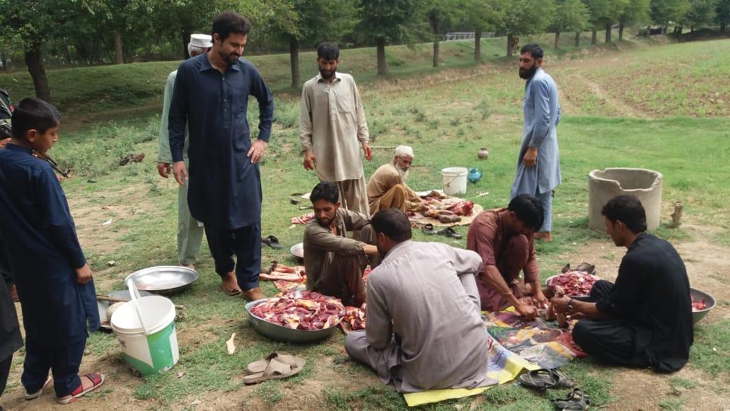 dcbajaur's tweet photo. عید کی خوشیوں میں عوام کیساتھ ساتھ۔  اے سی خار فضل الرحیم نے آج خار اور مضافات میں عید کے سرگرمیوں کا جائزہ اور لوگوں کیساتھ عید کے خوشیوں میں شریک ہوکر انہیں مبارکباد دی۔ اس موقع پر وہ بچوں کیساتھ خصوصی طور پر ملے ،ان میں عیدی تقسیم کی اور ان کیساتھ پیار بھرے خوشگوار لمحے گزارے https://t.co/Z5VGZOnGdr