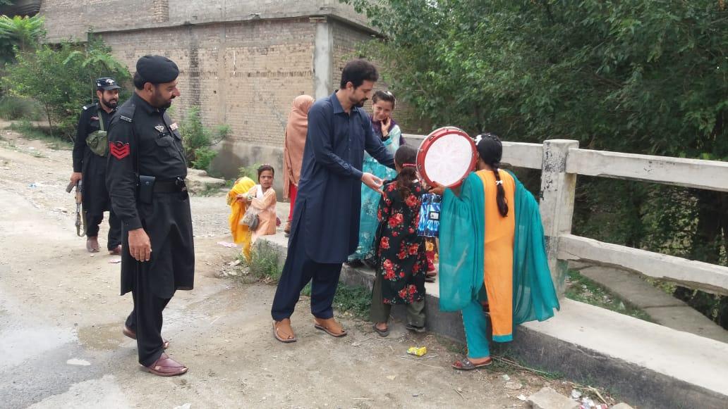 dcbajaur's tweet photo. عید کی خوشیوں میں عوام کیساتھ ساتھ۔  اے سی خار فضل الرحیم نے آج خار اور مضافات میں عید کے سرگرمیوں کا جائزہ اور لوگوں کیساتھ عید کے خوشیوں میں شریک ہوکر انہیں مبارکباد دی۔ اس موقع پر وہ بچوں کیساتھ خصوصی طور پر ملے ،ان میں عیدی تقسیم کی اور ان کیساتھ پیار بھرے خوشگوار لمحے گزارے https://t.co/Z5VGZOnGdr