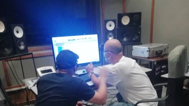 MarioEscalonaS's tweet photo. Una tarde llena de sentimientos, acompañada d buena música del cantautor cienfueguero Rolo Rivera q graba su primer disco editado por @EGREMOFICIAL con la producción y arreglos del músico cubano Luis Alberto Barbería. Un estreno a lo grande, para el fin de año. #CubaEsCultura https://t.co/zkAaDgaI5k