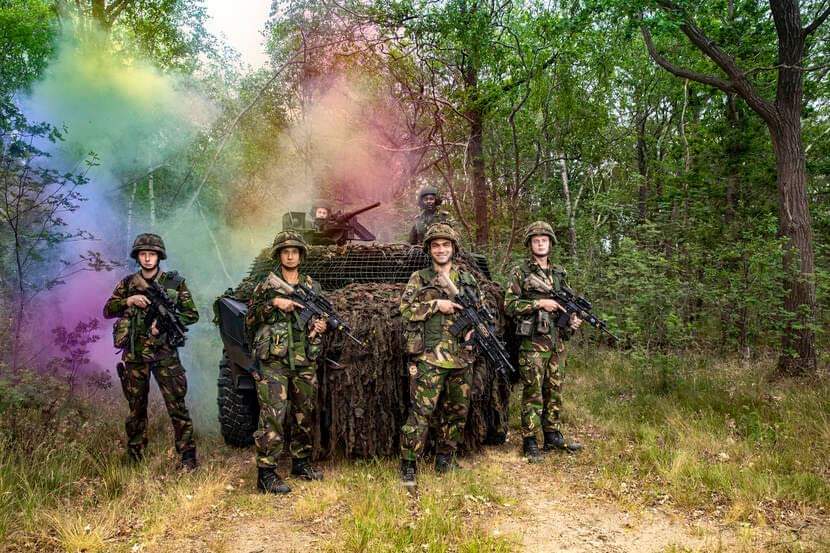 steundemilitair's tweet photo. Naast de 6 verhalen van LHBT collega's over het werken bij de Krijgsmacht, nu ook een mooie fotoreeks. 👍

Een fotoreeks waarin LHBT collega's subtiel zichtbaar worden gemaakt, maar de trots van onze collega's om bij Defensie te werken voorop staat. 
>>

#prideweek2020 https://t.co/W2iAFomxTM