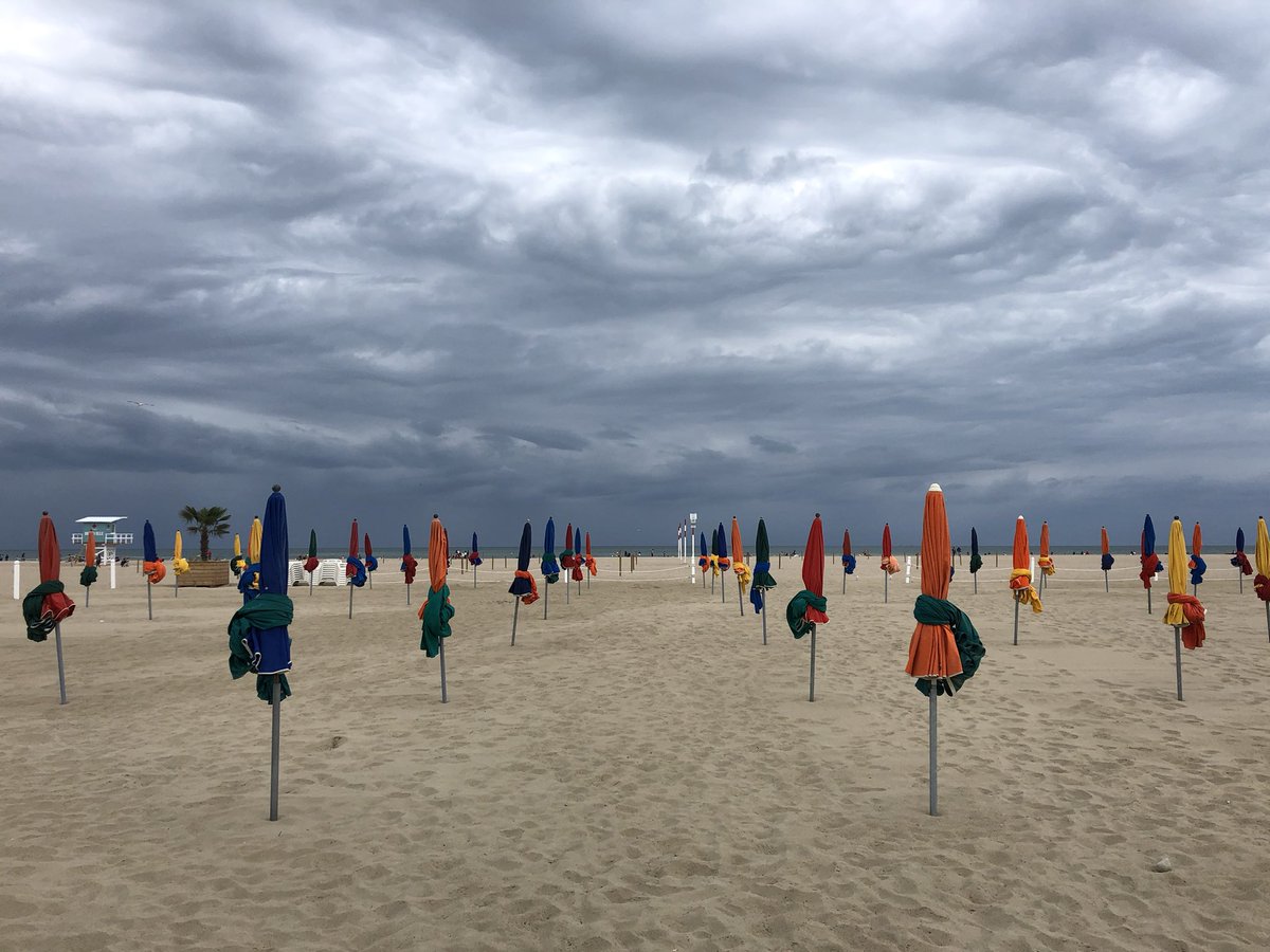 lumieresduprint's tweet photo. #deauvilleplage les #parasoldedauville #mouettes #ete2020 #Deauville #lamer 🌊 ⛱ 🏖🏝 https://t.co/3H0p02uIbl
