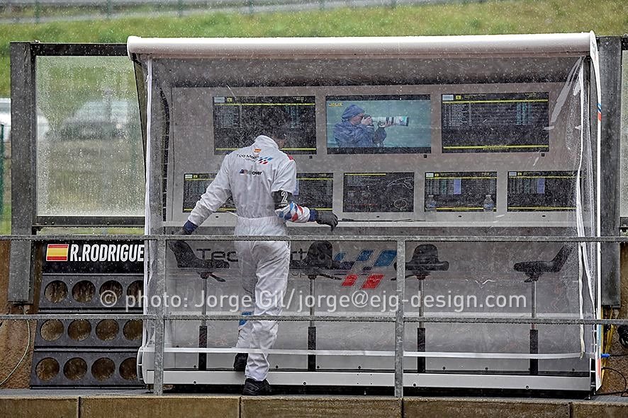 georj_igl's tweet photo. Shooting in the rain @teomartinmotorsport @roldanrodriguez @circuitspa #thecolorsofspeed #motorsport #photo #graphicdesign @gtopen #design https://t.co/id2ahm6yPf