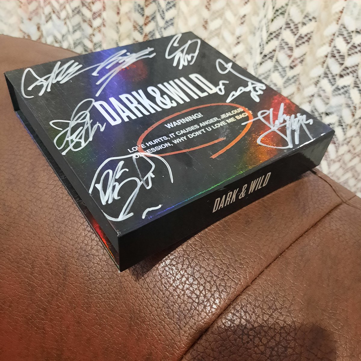 monoklome's tweet photo. Sell/ jual bts - dark &amp; wild rare autographed/ signed by all member.
With pc jin &amp; group (as seen on pic). Condition 98% 
Cd? Never played. Dent? 0.
Offer me your price.
Location: Indonesia.
Shipping WW? Can be discussed.

Not selling this in rush. https://t.co/Bs0gK5kDUX