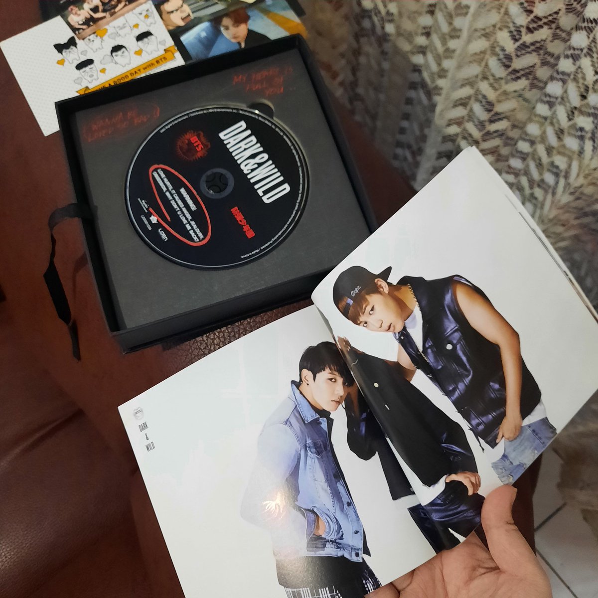 monoklome's tweet photo. Sell/ jual bts - dark &amp; wild rare autographed/ signed by all member.
With pc jin &amp; group (as seen on pic). Condition 98% 
Cd? Never played. Dent? 0.
Offer me your price.
Location: Indonesia.
Shipping WW? Can be discussed.

Not selling this in rush. https://t.co/Bs0gK5kDUX