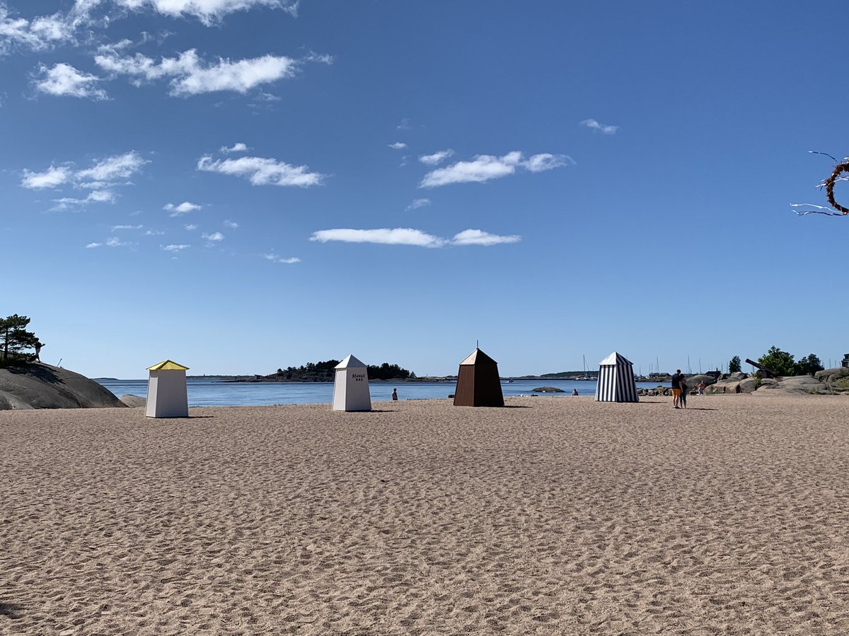 KaisaLSmith's tweet photo. Onko mitään parempaa kuin #jooga #hiekkarannalla #auringossa? #hanko #elokuunensimmäinen https://t.co/aJ5x7dUycV