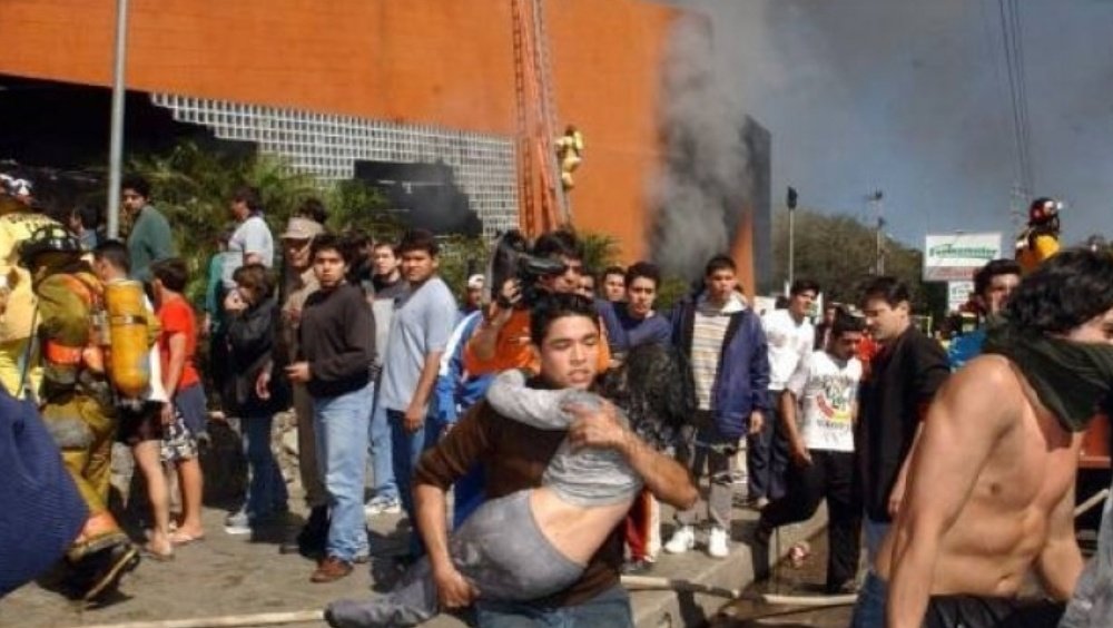 01 de agosto del 2004, quien se hubiera imaginado que marcaría la vida de muchos paraguayos.
Q nunca más se cierren las puertas x culpa de la avaricia.
Y esperemos q algunas vez haya justicia para los responsables q habilitaron ese Supermercado
#YkuaBolaños
#AbranLasPuertas