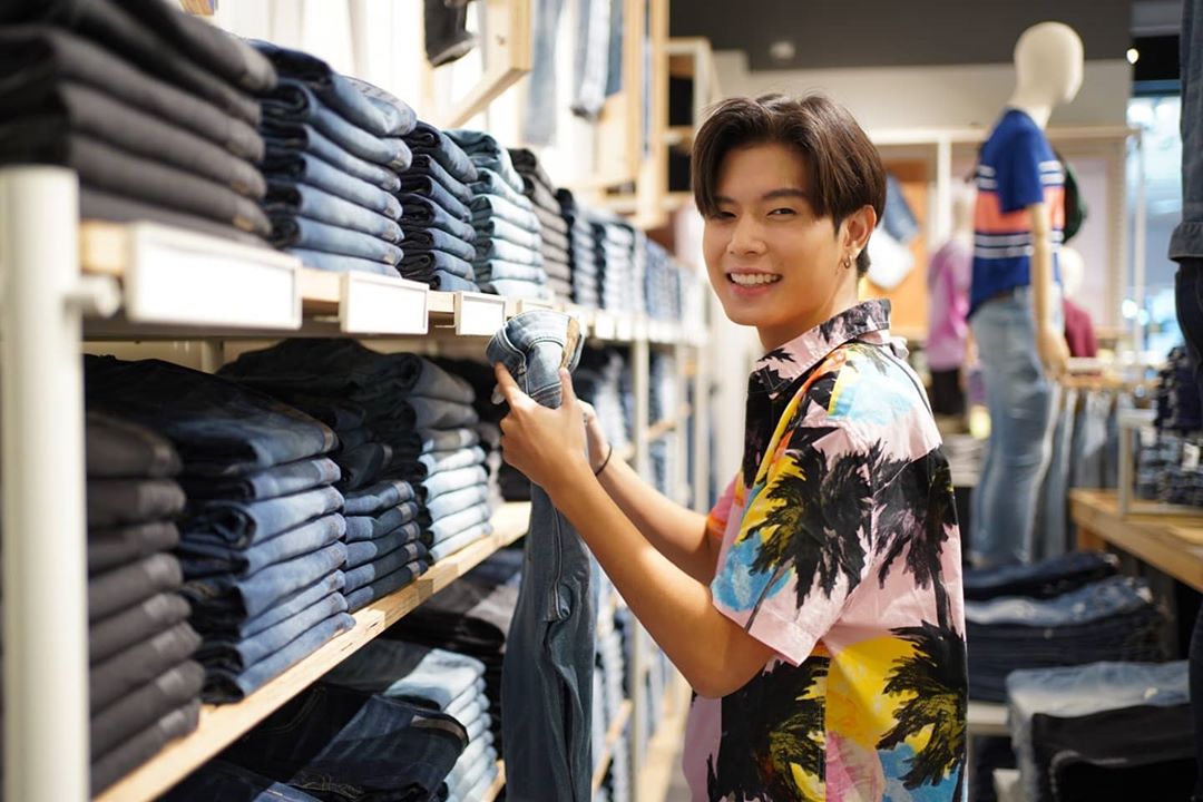 TurbotbPH's tweet photo. [ 01.08.2020 ] IG update @padddzzza 😘

N`Turbo so excited picking a jeans 🤭

#americaneagleth 
#TurbotbPH #turbotb #bewith_turbo
#keepfightingTB #KaownahTurbo
#ก้าวหน้าเทอร์โบ #ก้าวไปกับเทอร์
#รักติดเทอร์โบ #นิติแมนแฟนวิศวะ
#NitimanTheSeries
#มนุษย์นิติสังคมและคนรัก https://t.co/OsOjBtceqZ