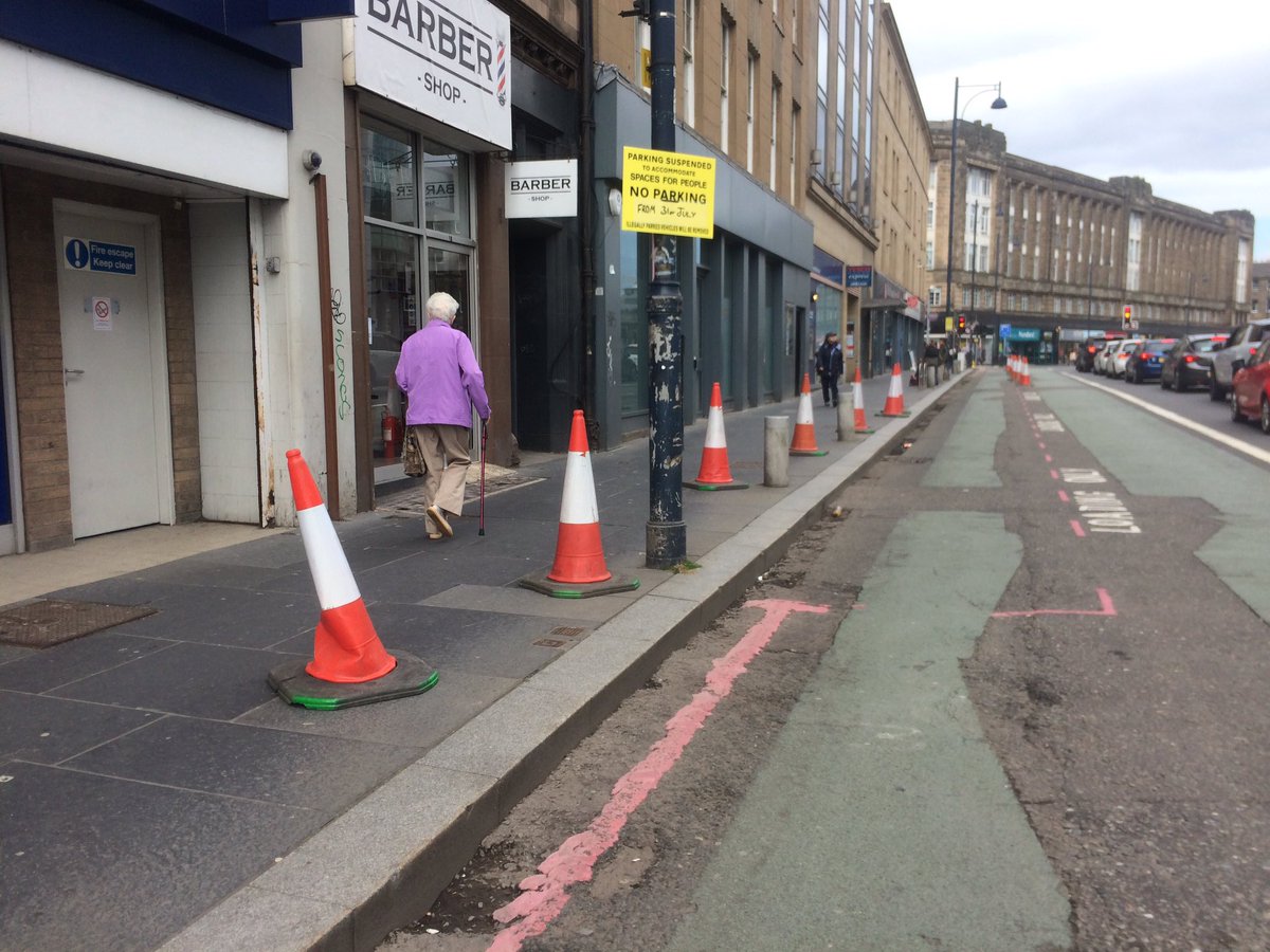 These cones have all been moved onto pavement on Earl Grey Street  @edinhelp  #spacesforpeople