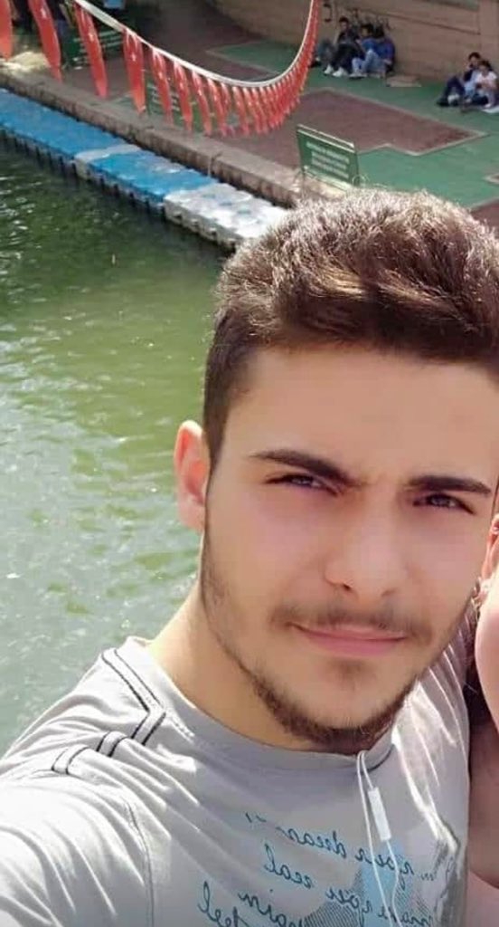 Fotoğraftaki Yunus Emre Çakır isimli erkek, yolda yaralı taklidi yaparak kendisine yardıma gelen Gamze isimli genç kadına tecavüz etti.

Gamze’ye tecavüzden yargılanan Yunus Emre Çakır mahkeme tarafından, ‘tecavüz sırasında çığlık atmadı’ denilerek serbest bırakıldı.