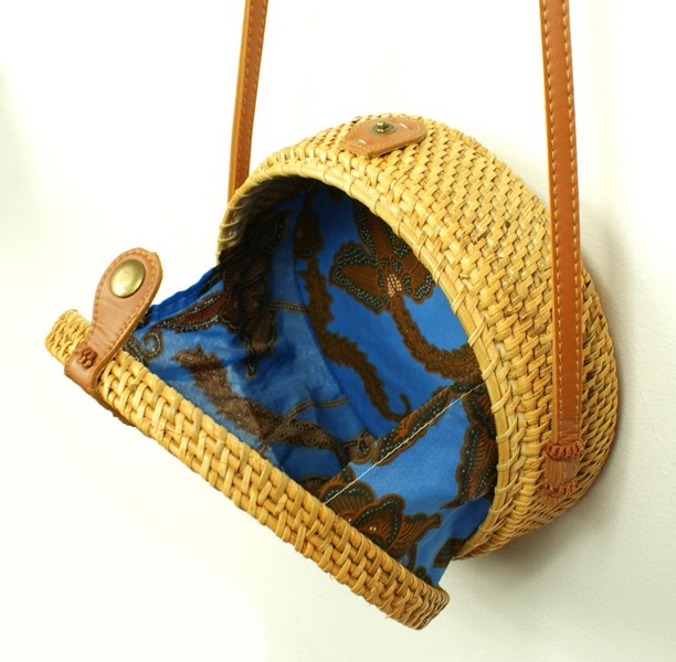 HadiahUK's tweet photo. Ladies ! Complement your outfit with a real genuine Bali bag

Treat yourself or a even a friend, they make lovely gift ideas.

£21.49 each with delivery to any UK address. 

#bali #bag #handbags 

https://t.co/qbPNO7QA5m https://t.co/uwU02MgpMD