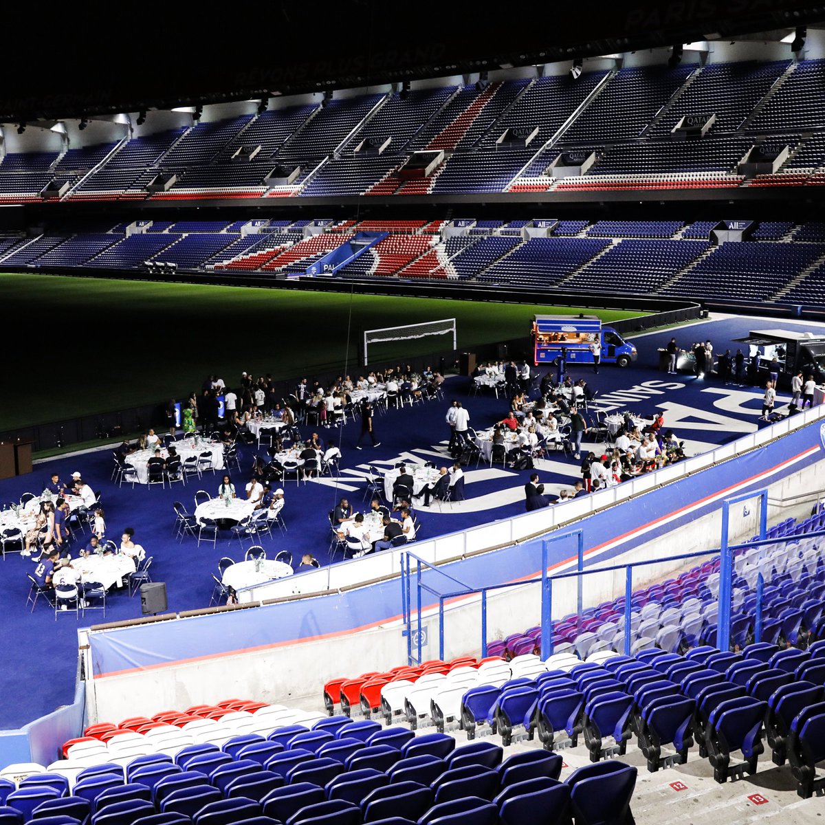 PSG_inside's tweet photo. Un titre célébré à la maison ! 🏆🏡✨

❤️ 𝗣𝗔𝗥𝗖 𝗗𝗘𝗦 𝗣𝗥𝗜𝗡𝗖𝗘𝗦 💙 https://t.co/jHfZl1zTw4