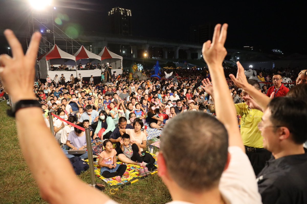 houyuih's tweet photo. Parents and children in #NewTaipeiCity must have had a great time last weekend. We just built a riverside park with the #longest levee slope #slide, where #families had a happy and memorable evening together. #asafather #houyuih #MetropolitanPark https://t.co/YKsPRuOYcv