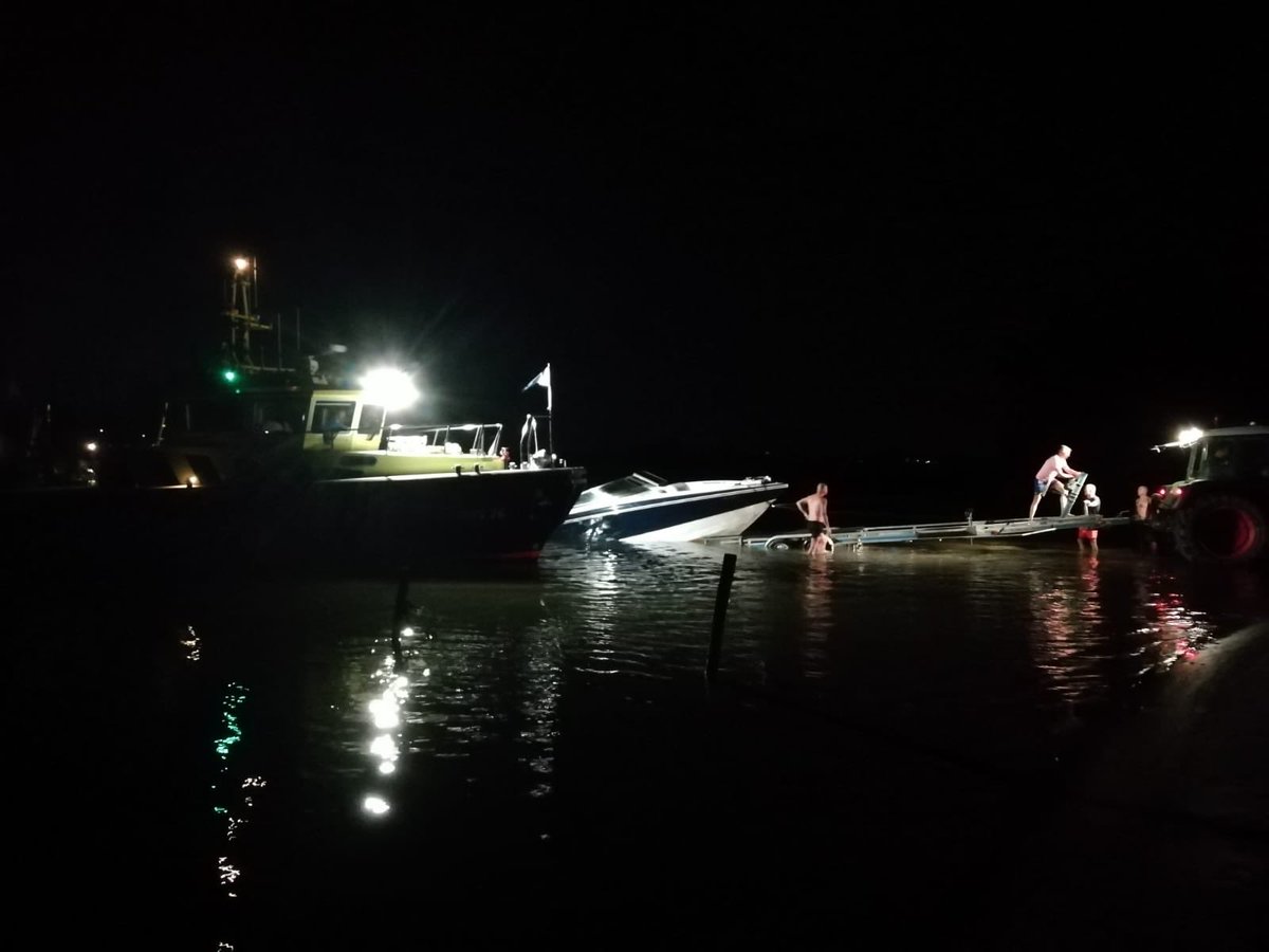 VLW_Joost's tweet image. Collega’s gisteren geassisteerd bij een #aanvaring tussen een #speedboot en een #waterscooter, speedboot gezonken en geborgen. Gelukkig geen gewonden, dit had anders kunnen aflopen! Voor tips kijk op de site van @varendoejesamen #VlotEnVeilig  #Rijkswaterstaat