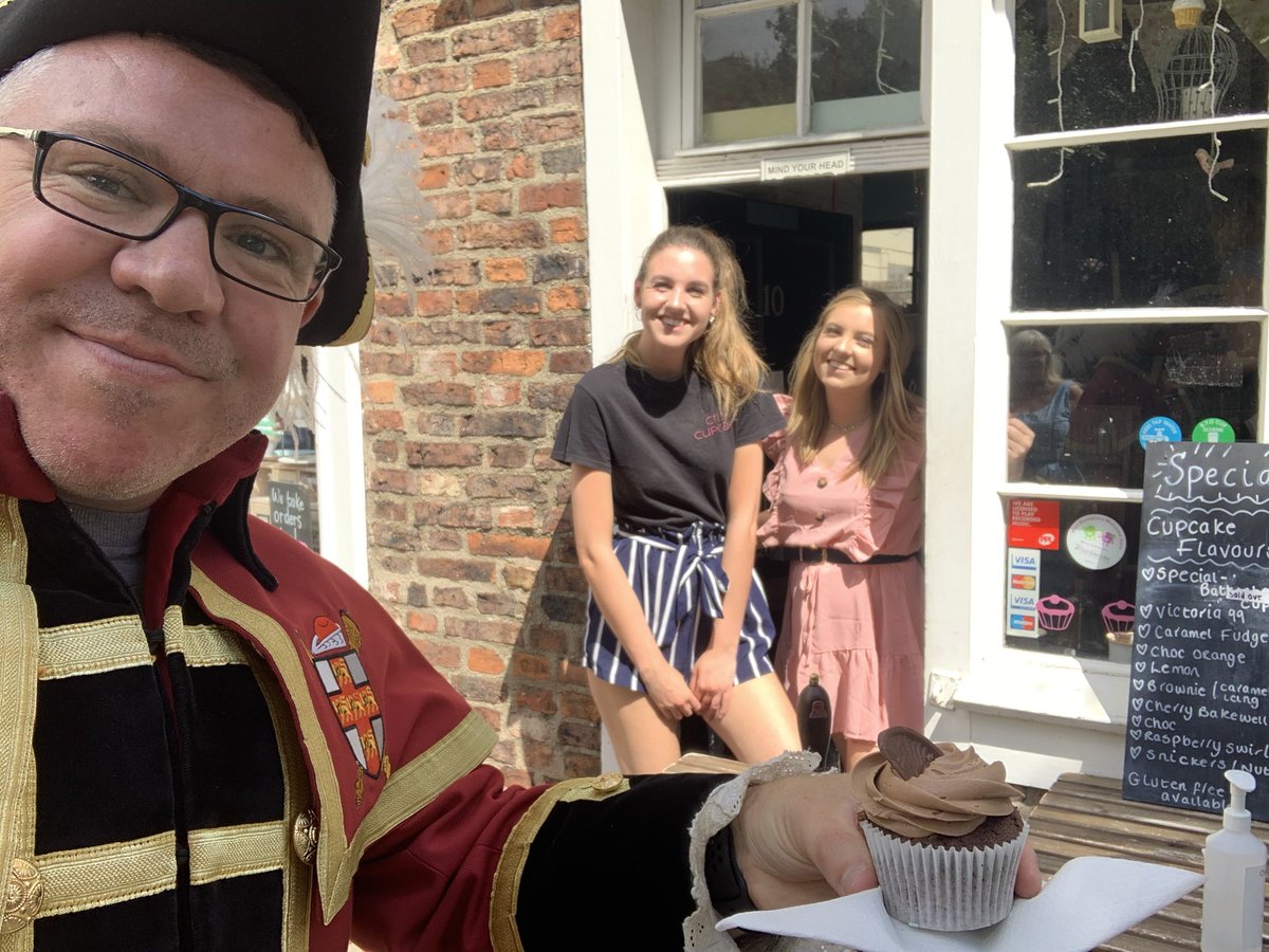 BenYorkMix's tweet photo. CAKE STOP!

Always Choc Orange for me @CrumbsCupcakery #Oyez https://t.co/LFK4nDnlhy