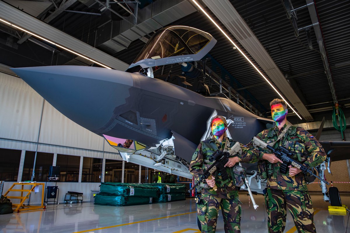 kkiwitz's tweet photo. Mooie fotoreportage van mijn collega's bij de Stichting Homoseksualiteit en Krijgsmacht vanwege #PrideWeek Ook bij Defensie moet iedereen zichzelf kunnen zijn #DefendwithPride https://t.co/jxoAztb4bN https://t.co/k5OAEiVg0x