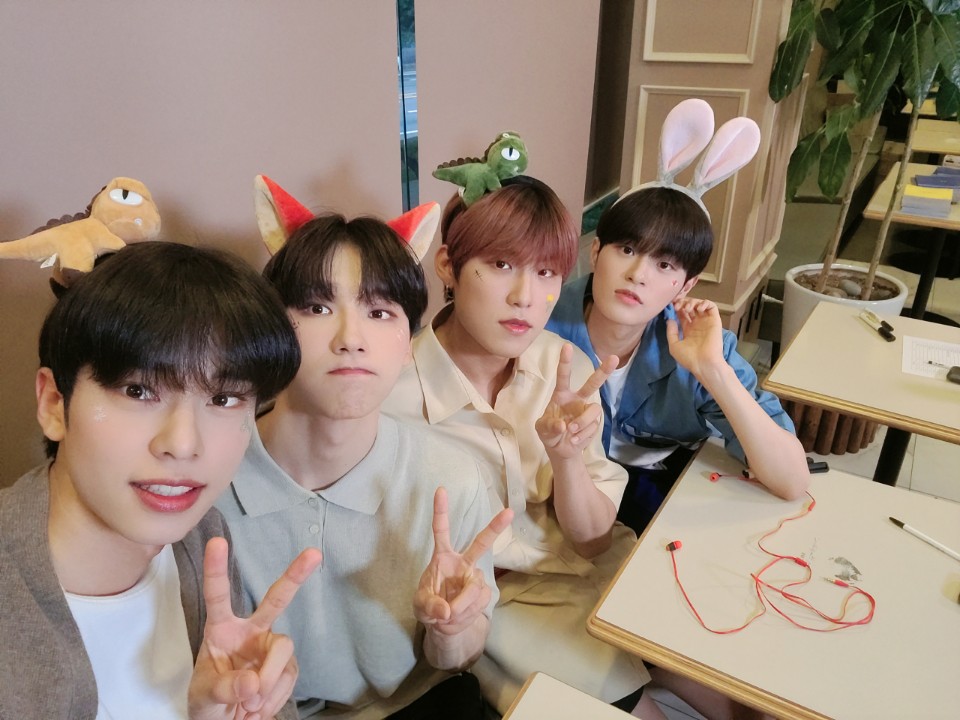 AB6IX's tweet photo. [ONLY❤ONLINE]
하루에 매력을 몇 가지나 발산하는지 모르겠다... 황태자식스 퇴근했다! 갑분 둥온갓요💛💙 예삐 is 뭔들 🦕🦊🦖🐰 

#AB6IX #VIVID #초현실 #에이비식스 #전웅 #김동현 #박우진 #이대��� #브랜뉴뮤직 #BRANDNEWMUSIC https://t.co/5lXk9kF3mN