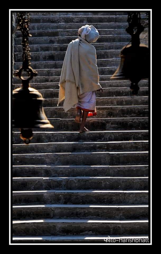 2/n #देवभूमि_PhotographyThis thread covers the best  #photography in the hills of  #Uttarakhand.Photography by #HarishBhatt Location : Stairs to Gopinath Temple  #Gopeshwar