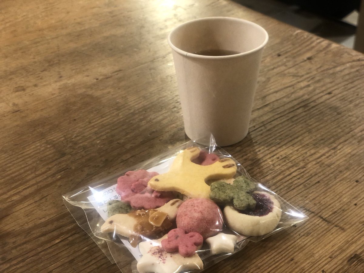jibanyan_co's tweet photo. 6月のことで恐縮ですが、
#natsuno_hiraiwa 展示会で
#Willcafe 可愛いクッキーと
#小嶋佐和子 さんのライブ
お土産にクッキーと、 #藤川孝之 さんのイラストが描かれたトートバッグを購入して、至福の日曜日の朝でした。
#国立テイクアウト https://t.co/KWtgRtFgly
