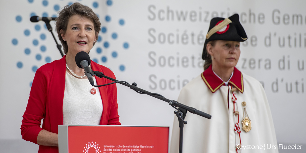 UVEK's tweet photo. La presidenta da la Confederaziun @s_sommaruga ha onurà oz sin il Rütli – sco represchentant/as da l’entira populaziun – 54 erox/as dal mintgadi per lur engaschi durant la crisa da corona. #festanaziunala #primdavust #SwissNationalDay
https://t.co/WWSTOg0hto https://t.co/ry7aCb9RM5