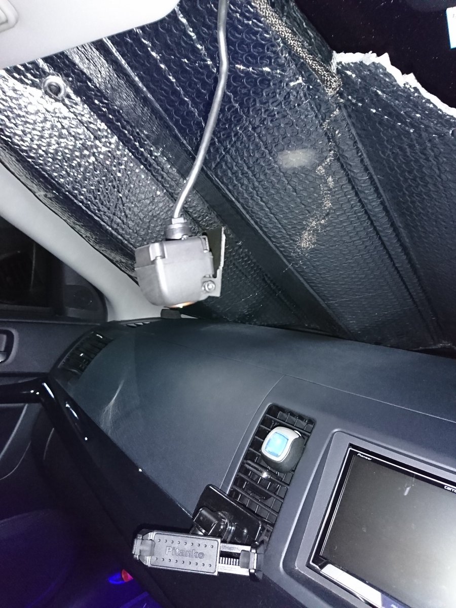 Hideaki 近所で車のセキュリティが鳴りだした うるせぇなぁと思いつつ外を見たら自分の車だった Orz ドラレコのカメラの 両面テープが剥がれてぷらぷらしたのが 室内侵入センサーに反応したんだね 両面テープ弱くなってきたから 明日貼り直そう