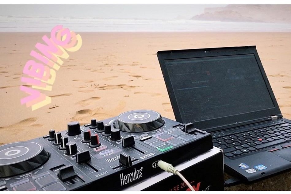 herculesaudio's tweet photo. Who want to lay down here and just enjoy a great mix ? 🙋 #SetUpSaturday 

Thanks @faiqasiddiqui_ (https://t.co/beMe1WVDRD) for the pic ! 📸

If you have a picture of your set up, please share it with us with the #SetupSaturday

#HerculesDJ #BeachVibrations #DJControlInpulse200 https://t.co/EuxKXjcvlK