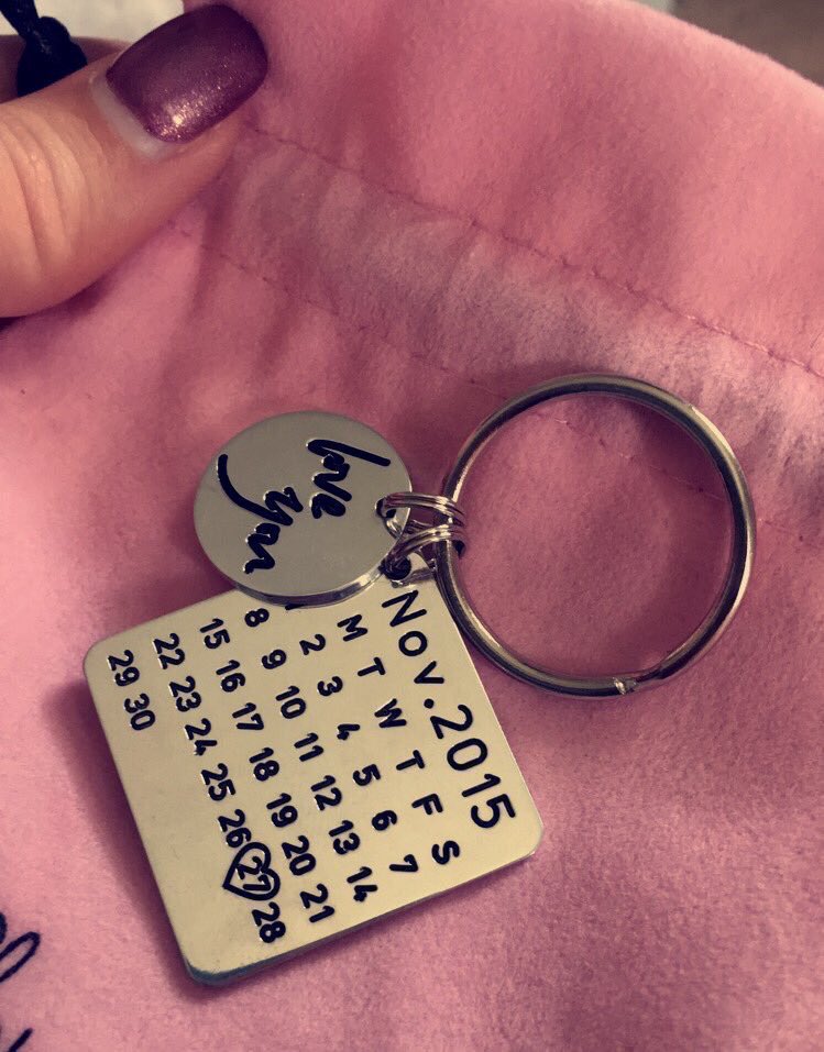 rakil_'s tweet photo. My boyfriend gave me a keychain with the date of when we first met engraved on it😍 I’m so lucky💛 https://t.co/xrNMV9bKr6