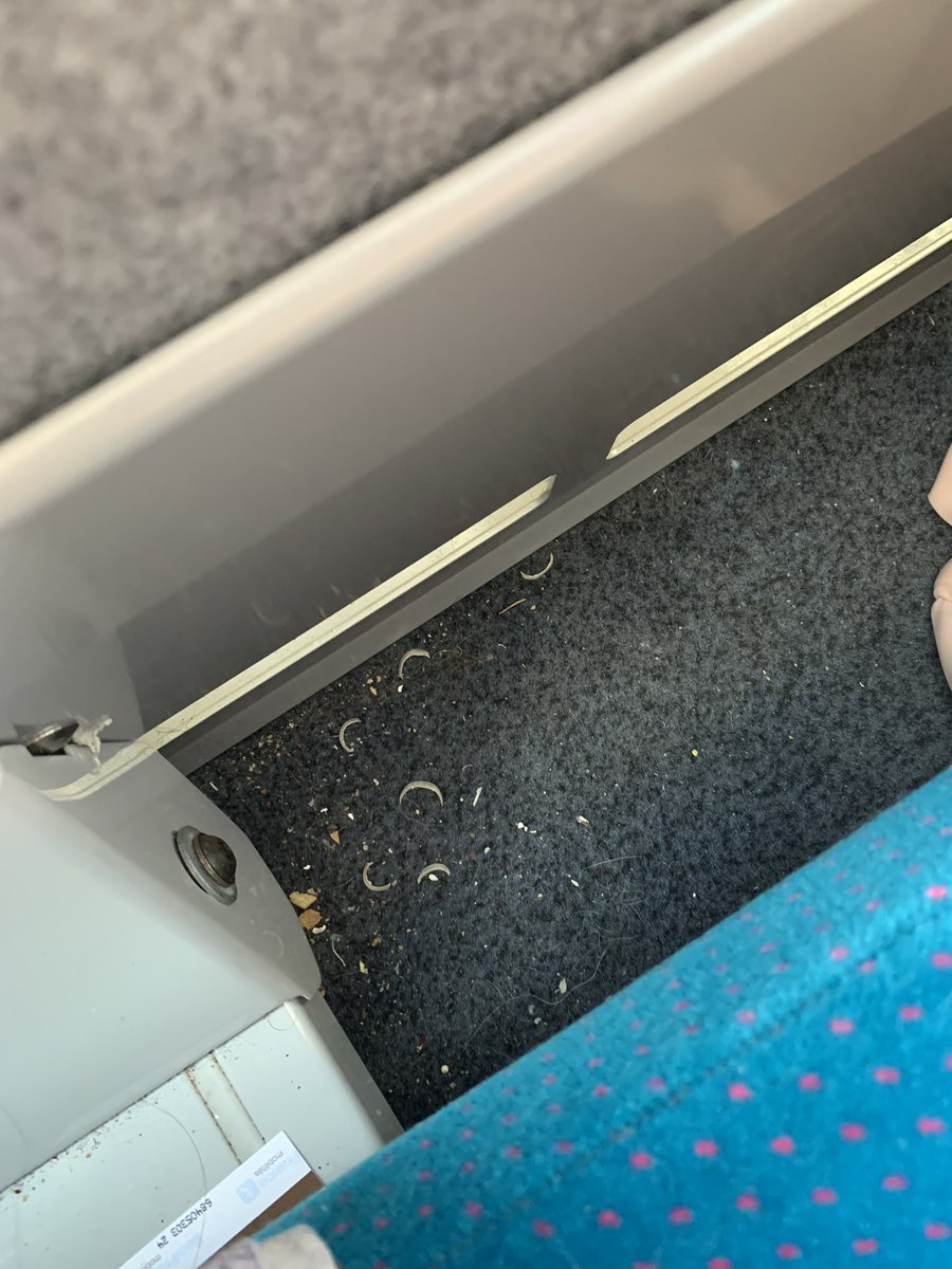 Ines_cpjd's tweet photo. @OUIGO vous ne nettoyez pas vos trains avant l’arrivée des passagers ? @SNCF @ouisncf https://t.co/li2R6ujo9K