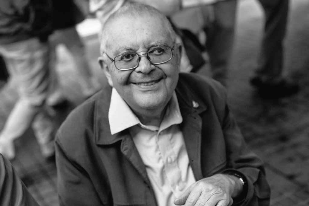 Pensar en Enric Tàrrega et porta a una conclusió: no hi ha vida sense passió; enriqueix molt el treball per una causa on tu eres una xicoteta part d'un tot.
Ha mort Enric. Ha mort un valencià. Allà on estiga, la gent hui estarà més alegre amb les seues rialles. DEP