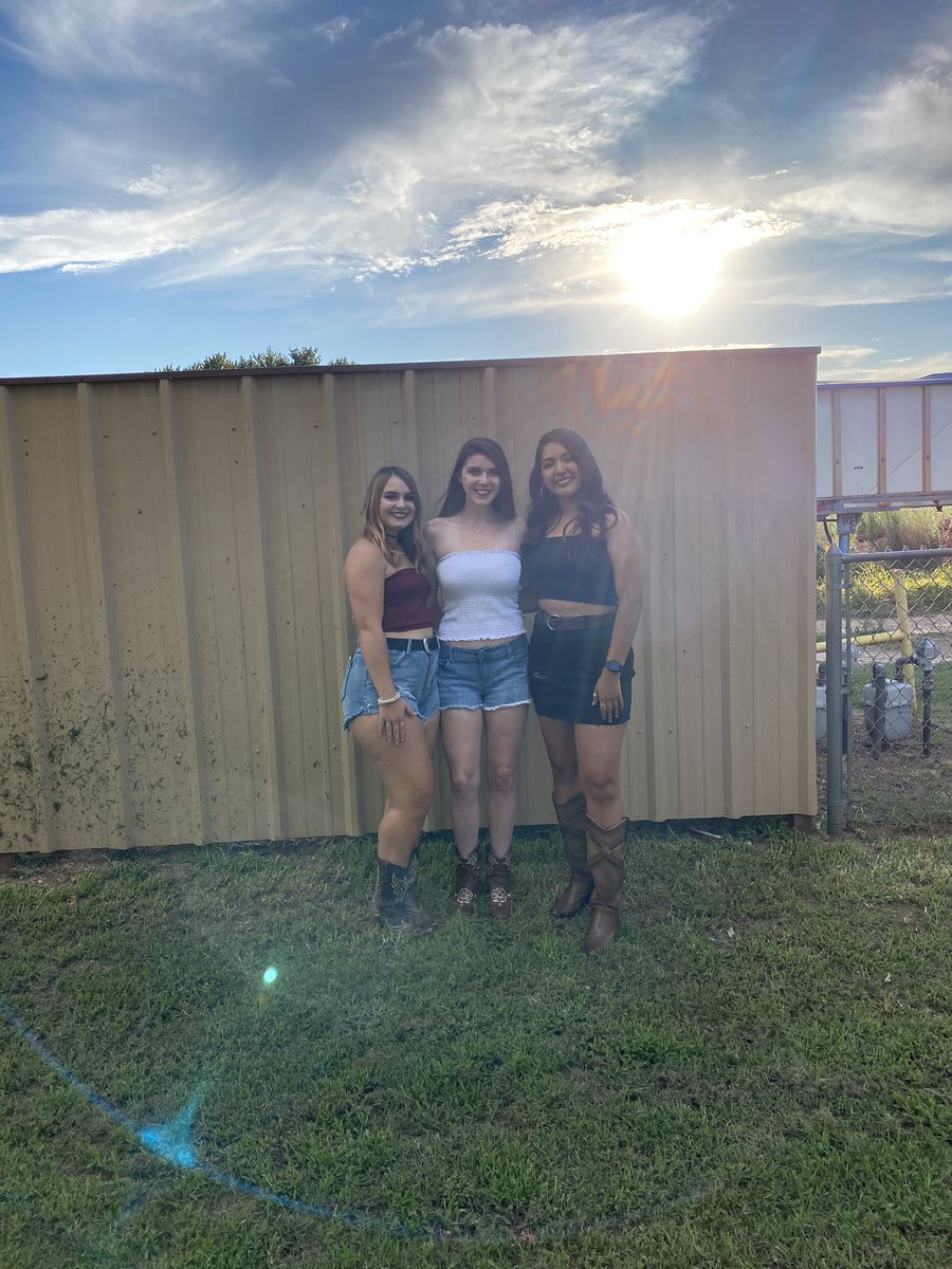 KenzieBorelli's tweet photo. I feel like the TL needs to see how pretty my friends are
#rodeoweekend https://t.co/gg1iVFPzEf