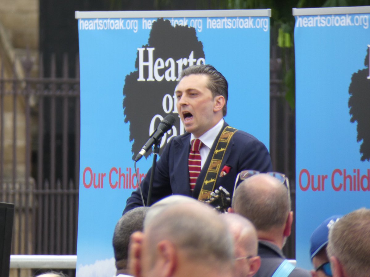 The crowd take a break to sing a very pitchy and unenthusiastic round of ‘Land of Hope and Glory’ accompanied by an acoustic guitar.