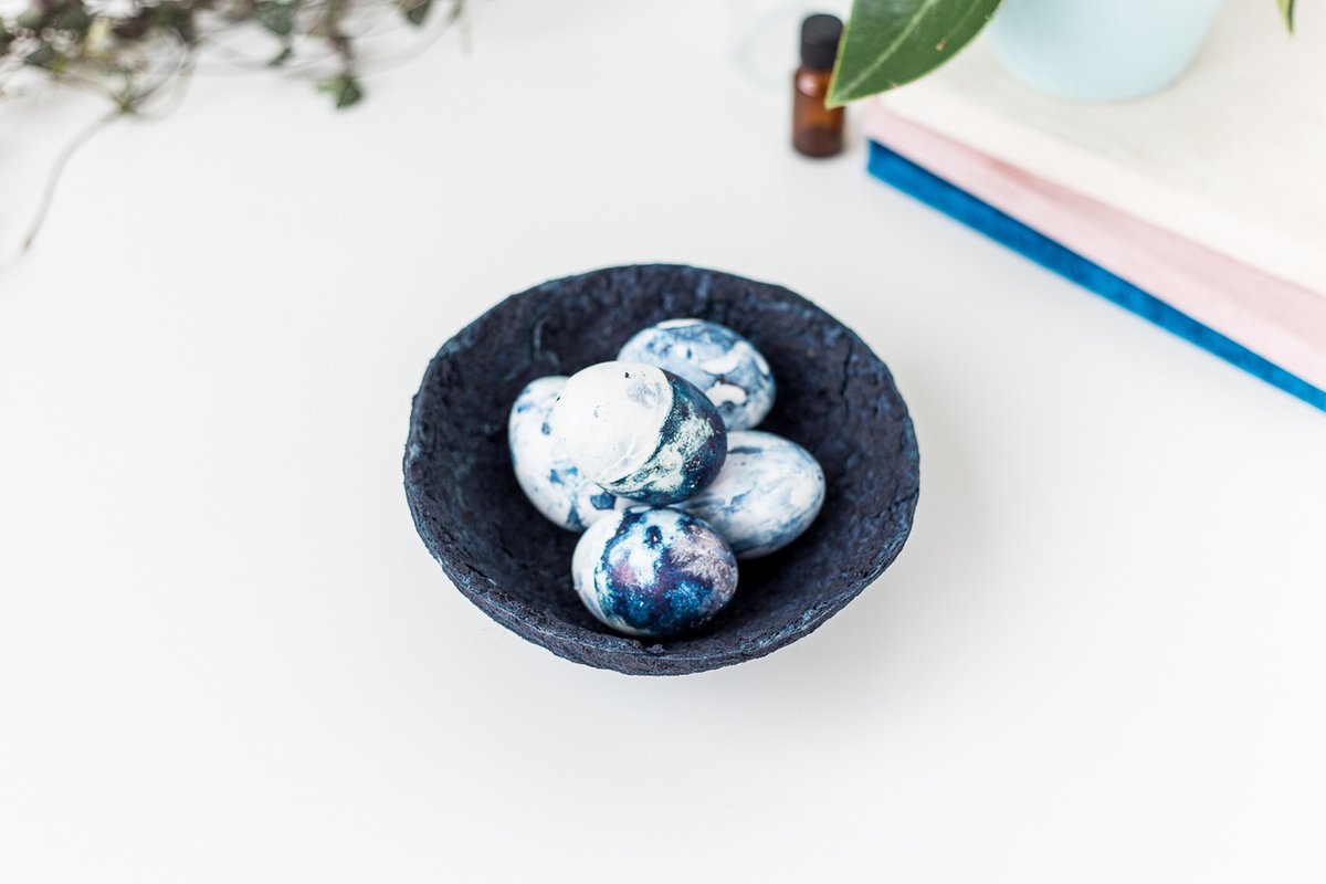 FallForDIY's tweet image. Need a weekend DIY - Hop over to the blog to Learn how to Make these DIY Indigo Paper Bowls bit.ly/2daaxZW